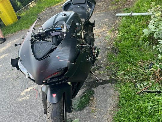 Groźny wypadek motocyklisty pod Oleśnicą. Na miejsce wezwano śmigłowiec LPR