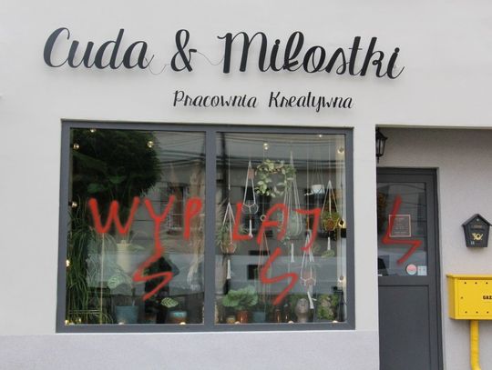 Hasło "Strajku Kobiet" na witrynie jego oleśnickich organizatorek