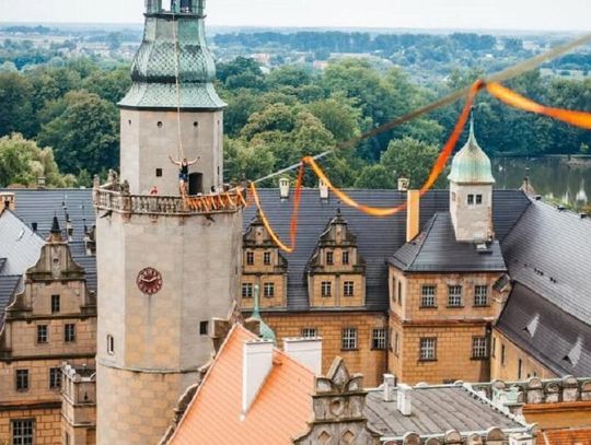 Highlinerzy nad zamkiem! W te dni z wieży w Oleśnicy zobaczysz to, czego nie zobaczysz nigdzie indziej