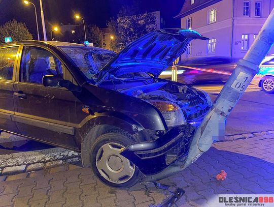 I znowu pijany kierowca w Oleśnicy. Ten staranował latarnię!