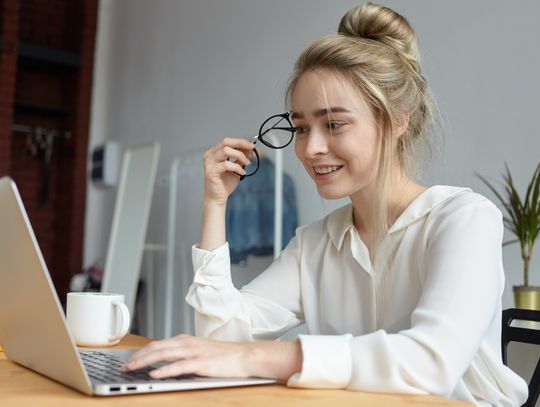 Jak dbać o wzrok w erze ekranów? Praktyczne porady dla osób pracujących przy komputerze