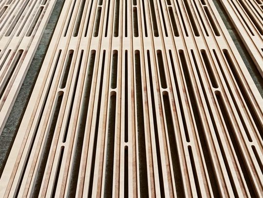 Jak powstają panele 3D z MDF i drewna? Poznaj możliwości frezowania CNC