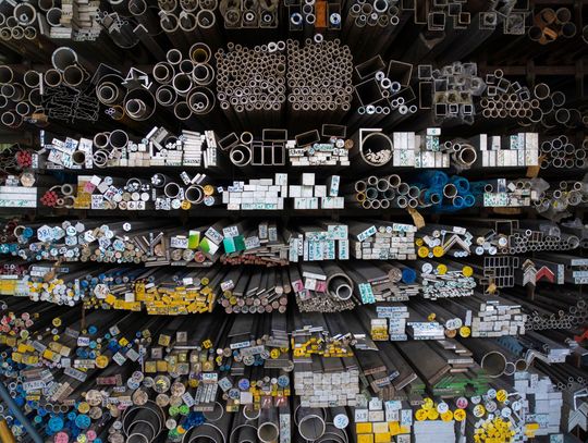 Jak wybrać materiał na tabliczkę znamionową? Aluminium, stal nierdzewna czy tworzywo?