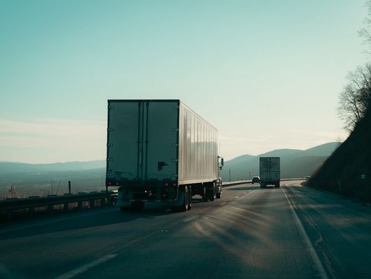 Jak wygląda bezpieczny transport odpadów poufnych z biura do miejsca zniszczenia?