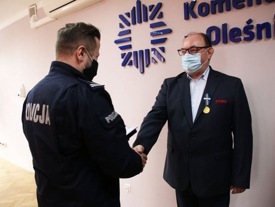 Jan Bronś z medalem za wsparcie policji
