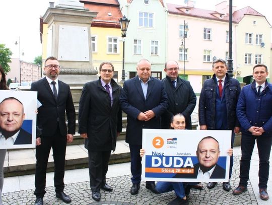 Jarosław Duda na briefingu w Oleśnicy