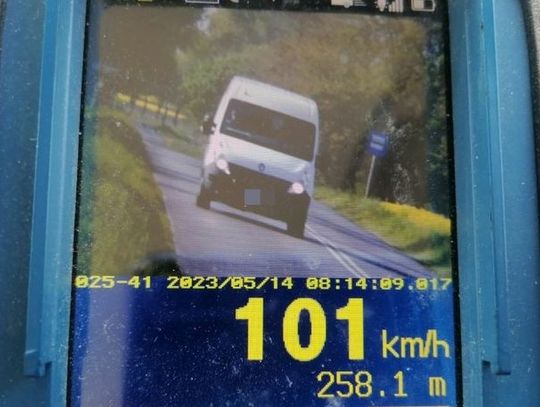 Jechał busem z prędkością 100 km/h w terenie zabudowanym