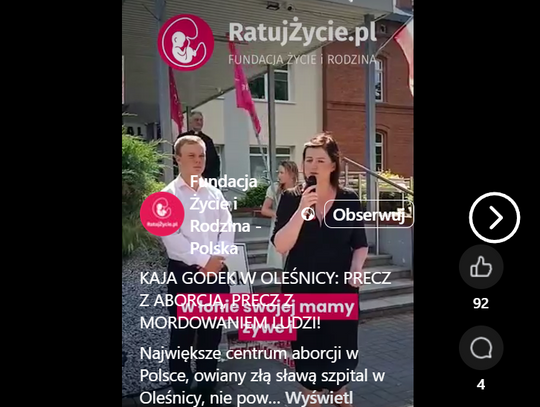 Kaja Godek pod szpitalem w Oleśnicy