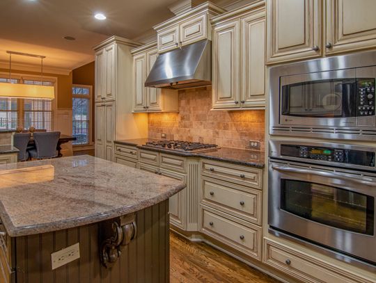 Kamień naturalny to doskonały materiał wykończeniowy. Gdzie się sprawdzi i jak prawidłowo o niego dbać?