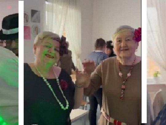 Karnawał w pełni – seniorzy z Dziennego Domu Senior+ w Oleśnicy bawią się z wodzirejem (ROLKA)