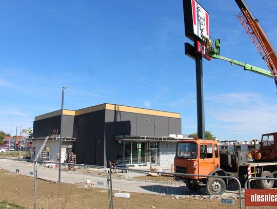 KFC w Oleśnicy ustawiło już tablicę z logo