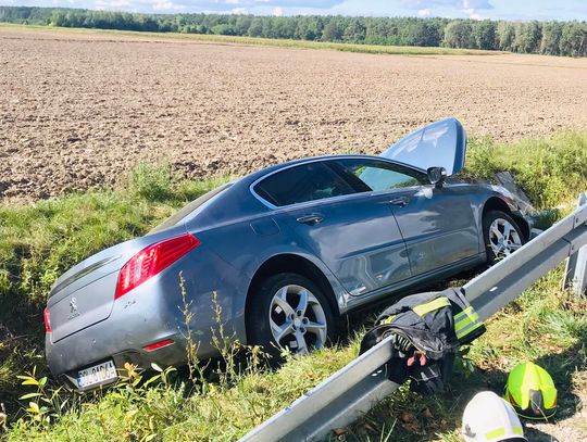 Kierowca peugeota wjechał do rowu. Przyleciał po niego śmigłowiec LPR