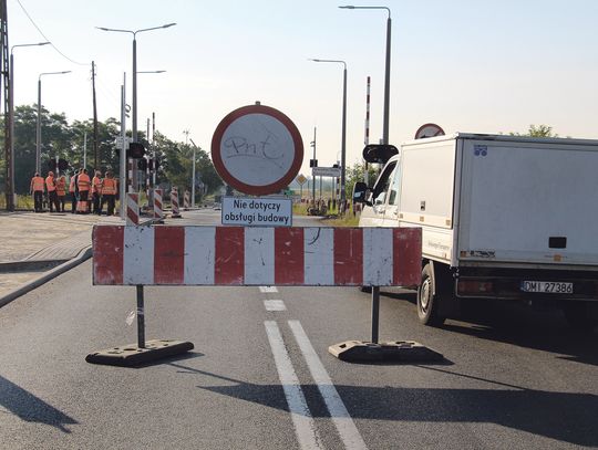 Kierowcy psioczą na zamknięty przejazd na Krzywoustego w Oleśnicy