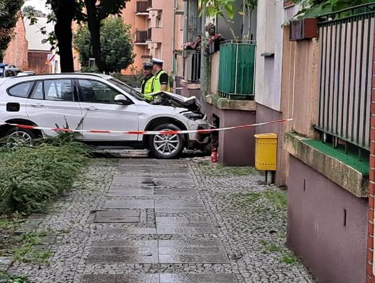 Kierująca BMW wjechała w budynek w Oleśnicy
