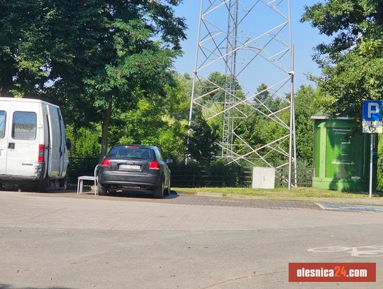 Koczuje z psem nad stawami. Czy łamie prawo?