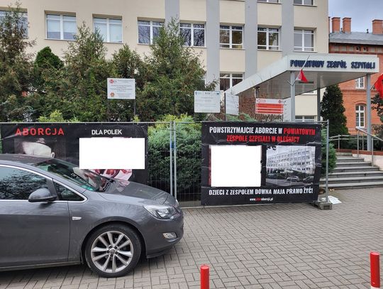 Kolejna wystawa antyaborcyjna przed szpitalem w Oleśnicy