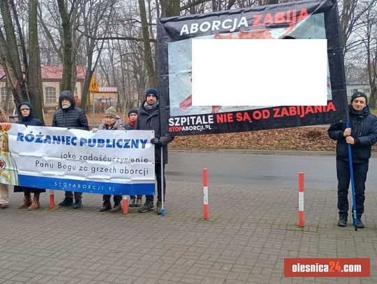 Kolejny publiczny różaniec pod szpitalem w Oleśnicy Kolejny publiczny różaniec pod szpitalem w Oleśnicy