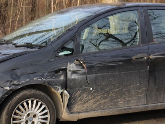 Kolizja fiata i pojazdu wojskowego na Wileńskiej w Oleśnicy 
