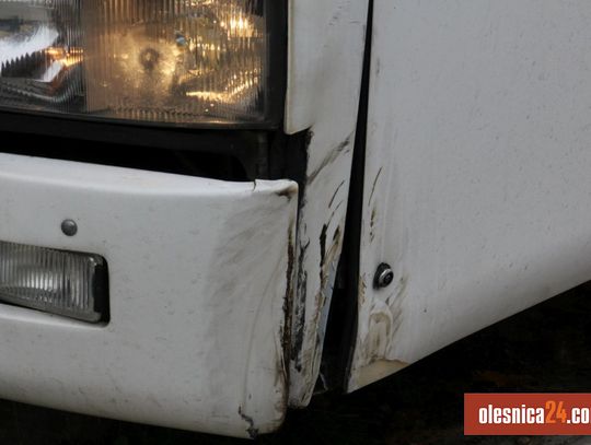 Kolizja z udziałem szkolnego autobusu w Oleśnicy