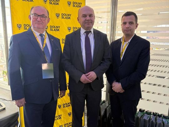 Konferowali na tarasie widokowym lotniska