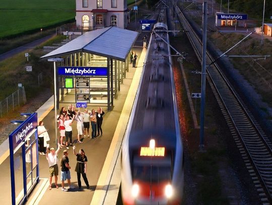 Koniec czekania! Międzybórz wraca na kolejową mapę Polski. Już w ten weekend pierwsze pociągi ruszą przez gminę