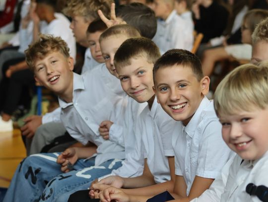 Koniec wakacji! Uczniowie w Dobroszycach wrócili do szkolnych ławek