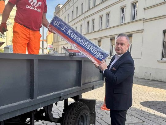 Koniec z nieczytelnymi tablicami! W całym mieście błyszczą już nowe nazwy ulic