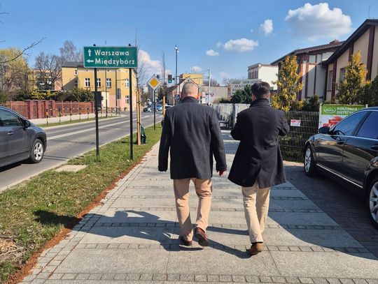 Kontrola przebudowy „serca miasta” w Sycowie – radny i wiceburmistrz na miejscu