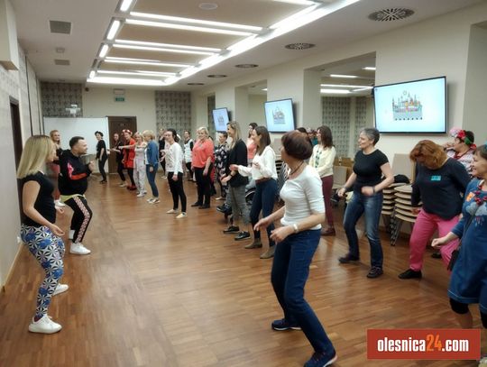 Koralowa noc pań w bibliotece w Oleśnicy