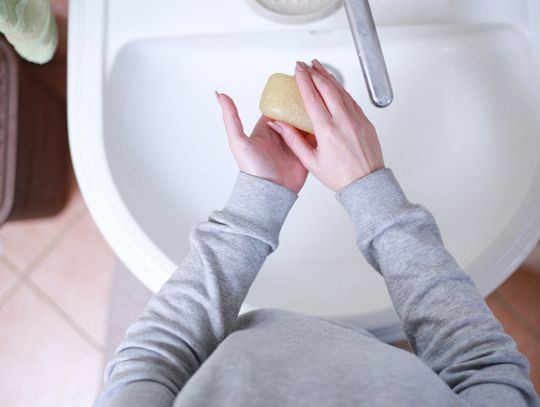 Koronawirus na plecaku, ubraniach, wózkach sklepowych? Dezynfekcja rąk to podstawa