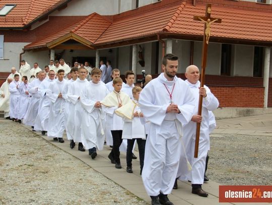 Kościół Najświętszej Maryi Panny Fatimskiej w Oleśnicy został poświęcony /WIDEO, 2 GALERIE ZDJĘĆ/