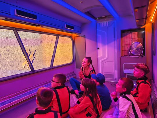 Kosmos na podzamczu! Dzieci w Oleśnicy ruszyły w niezwykłą podróż autobusem Eko Planeta