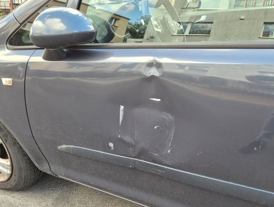 Ktoś uszkodził auto przy stawach i uciekł! „Daję ostatnią szansę, nagranie trafia na policję”
