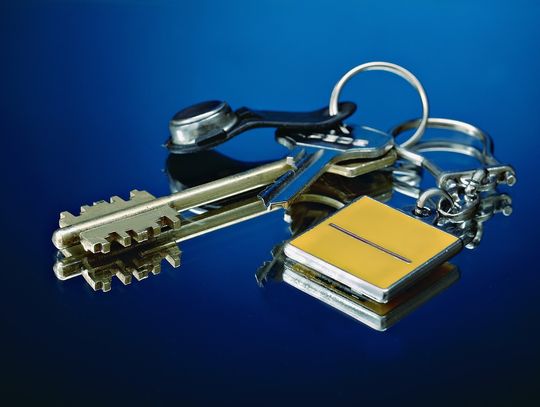 Kupujesz auto z komisu w Oleśnicy? Zobacz, jak ogarnąć OC komisowe i podatek od kupna samochodu krok po kroku!