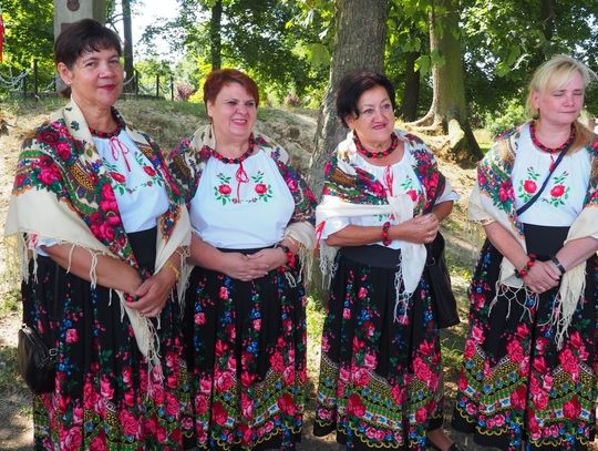  Kwiaty pod obeliskiem w Boguszycach
