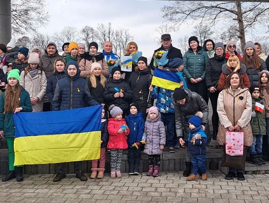 Kwietna rabata w Oleśnicy na rocznicę napaści Rosji na Ukrainę