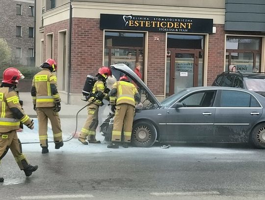 Lancia stanęła w ogniu na ulicy w Oleśnicy