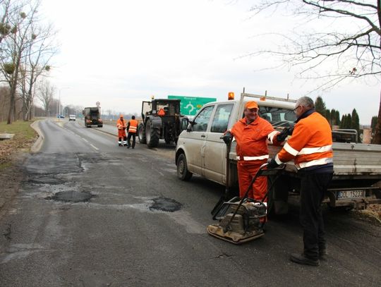 Łatają powiatowe drogi w Oleśnicy i powiecie oleśnickim