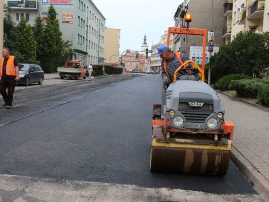 Leją asfalt na Lwowskiej w Oleśnicy
