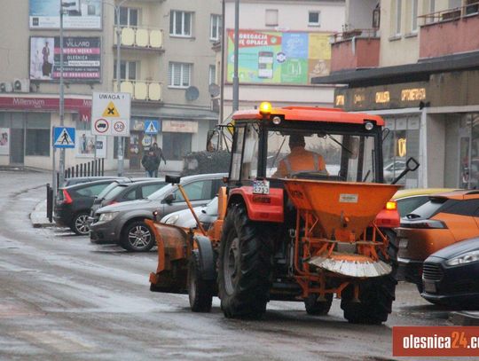Lodowy horror. Drogowcy tradycyjnie interweniowali z poślizgiem