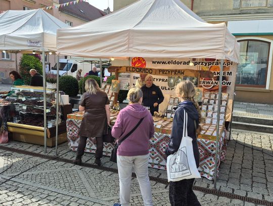 Lokalne wyroby, regionalne produkty i tanie książki z kiermaszu. Jarmark Oleśnicki trwa do jutra
