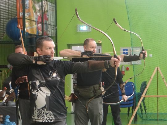 Strzelają całą dobę z łuku