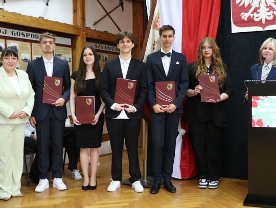 Łzy i owacje w Twardogórze. Absolwenci technikum pożegnali się ze szkołą przed maturą