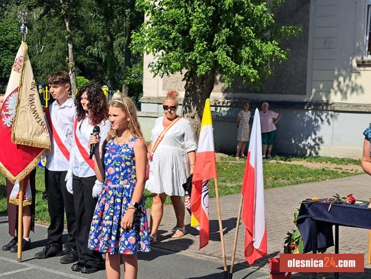 Łzy wzruszenia i wielka radość. Uczniowie „Siódemki” oficjalnie rozpoczęli wakacje