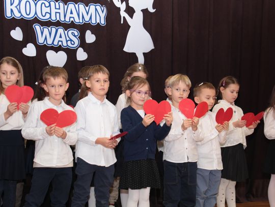 Łzy wzruszenia... Maluchy z „trójki” rozczuliły wszystkich babć i dziadków do łez Łzy wzruszenia... Maluchy z „trójki” rozczuliły wszystkich babć i dziadków do łez