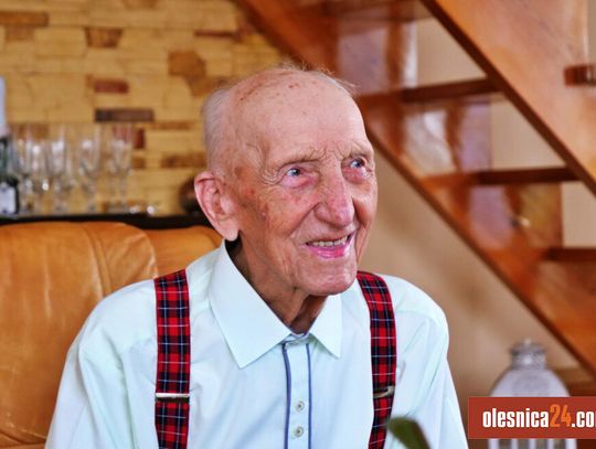 Ma 100 lat i czyta bez okularów!