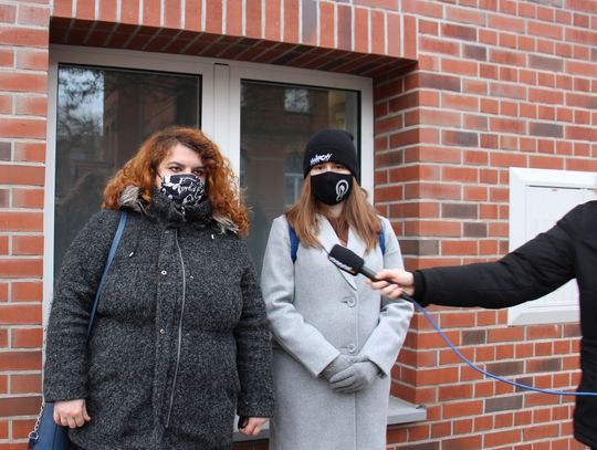 Małgorzata Kasperowicz i Laura Kwoczała po przesłuchaniach na policji w Oleśnicy