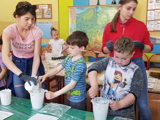 Mali rzeźbiarze z SP2 w Oleśnicy