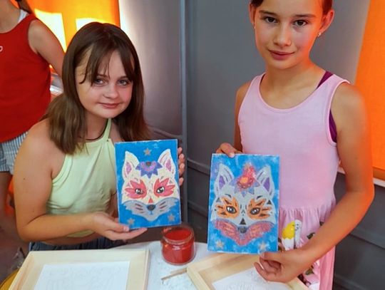 Malowali piaskiem. Kolejna odsłona wakacyjnych zajęć w Bibliotece dla Dzieci i Młodzieży "Pod Sową" w Oleśnicy