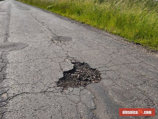 Matki z wózkami zmuszone do chodzenia poboczem pełnym dziur i kamieni. Sołtys ostro atakuje Zarząd Dróg Powiatowych